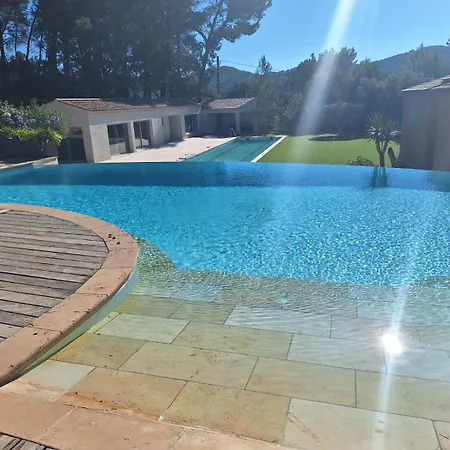 La Maison Du Castellet Bed & Breakfast *